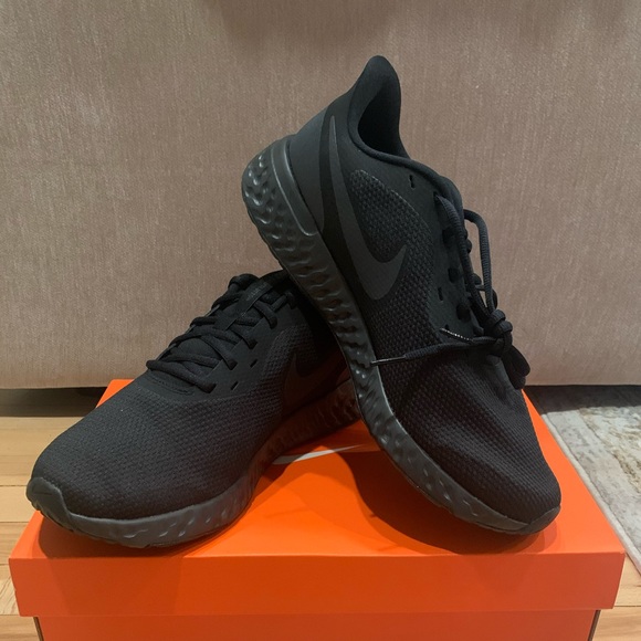 Men’s shoes.Most of them are brand new.Size 11 US main image 6